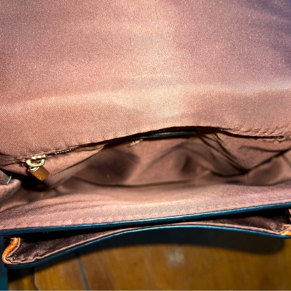 Crossbody - Picture 5 of 6